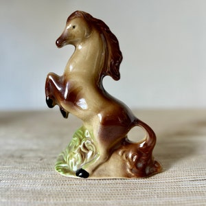 Keramikstatue eines sich aufbäumenden Pferdes, hergestellt in Brasilien – braune Figur eines sich aufbäumenden Pferdes – Vintage-Pferdefigur aus Keramik aus den 1980er Jahren.