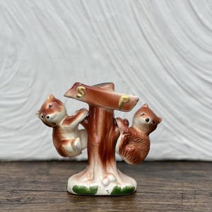 Salt and pepper shakers in the shape of little bears climbing a tree trunk / 1980s Japanese style salt and pepper shaker set