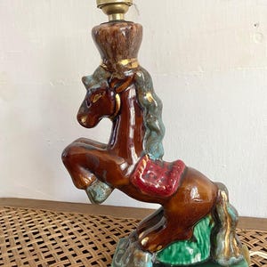 Tischlampe mit aufbäumendem Pferd / Vintage-Lampenfuß aus zoomorpher Keramik - Retro-Pferdelampe aus den 1950er Jahren