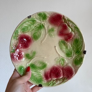 Barbotine plate with strawberry and leaf decoration / vintage barbotine ceramic plate / vintage decorative plate from the 1900s.