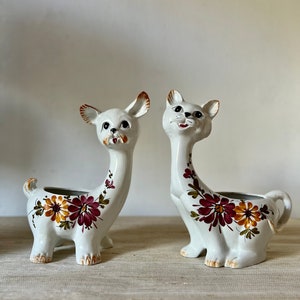 Coppia di vasi zoomorfi anni '60 / coppia di vasi vintage a forma di gatti e cani, decorazione floreale dipinta a mano