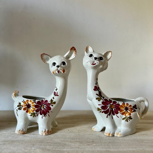 Paire de cache pots zoomorphes années 1960 / paire de cache pots vintages en forme de chats et chiens, décor floral peint à la main