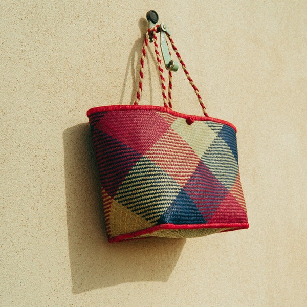 Petit panier coloré en fibre naturelle Roseau et anse en raphia tout fait main , sac en paille