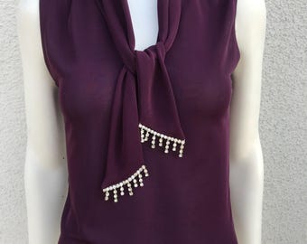 Vintage 90er Jahre Dunkel Lila Bluse mit Ausschnitt Krawatte Crop Top Krawatte Ärmellose Krawatte Bluse Verziert mit Perlen ausgestattet Top mit Kragen-Krawatte Kleine