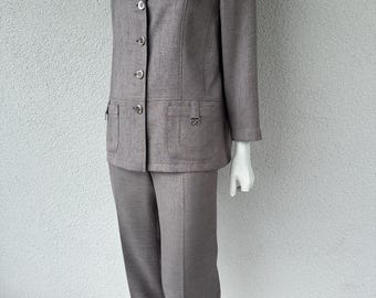 Ensemble deux pièces vintage années 1980 pour femme, veste et pantalon gris texturé, tenue de bureau formelle, tailleur blazer et pantalon court, taille M