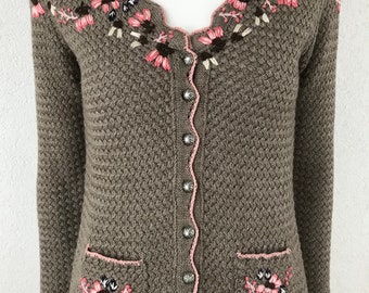 90er Jahre Bestickter Floral Pullover Vintage 1980s Bestickter taillierter Pullover Traditionelle Trachten Strickjacke in Beige mit Stickereien XS / S