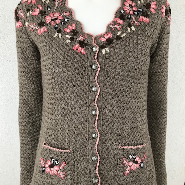 90s Embellished Floral Sweater Vintage 1980s Embroidered Fitted Pullover Traditional Trachten Knit-Cardigan in Beige with Embroideries XS/S