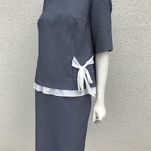 Vintage 1990er Jahre Damen Zwei Teile Sommeranzug Polka Dot Blau Weiß Bluse und Rock Set Eleganter Rock Anzug mit Perlen Dekoration Größe M/L