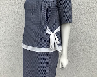 Vintage 1990er Jahre Damen Zwei Teile Sommeranzug Polka Dot Blau Weiß Bluse und Rock Set Eleganter Rock Anzug mit Perlen Dekoration Größe M/L