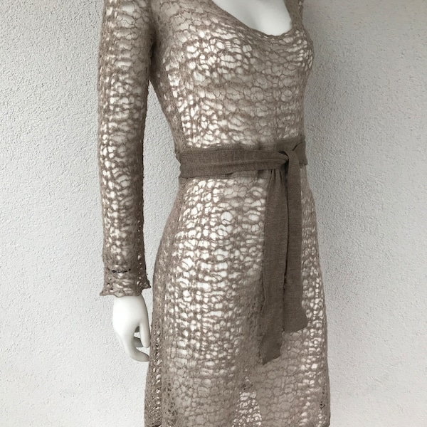 Années 2000 vintage PERSONNEL en tricot beige transparent robe mi-longue en maille de laine extra fine au Crochet en tricot à manches longues robe ajustée ceinturée robe taille petite