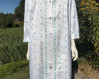 Camisola feminina vintage branca com estampa floral, modelo slip, com gola franzida, em algodão, mangas compridas, tamanho médio.