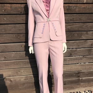 Traje elegante vintage de los años 90 en color rosa claro de tres piezas para mujer, blazer a medida, blusa y pantalones ajustados, traje de pantalón de tres piezas, traje de pantalón en polvo pequeño