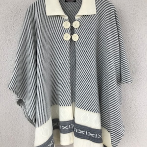 Gestreift gemustert Wollmischung Umhang Vintage 1990er Jahre Grau Creme Strick Poncho Woll Poncho Damen Poncho Umhang Einheitsgröße Mittel Groß Locker Oversized
