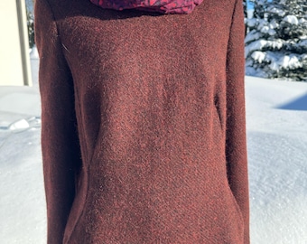 Sukienka damska vintage, ręcznie robiona, wełniana, bordowa, ciepła, jesienno-zimowa, sukienka z długim rękawem, klasyczna, elegancka, usztywniana sukienka midi, rozmiar M