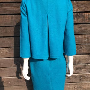 Peut inclure: Ensemble robe et veste bleu turquoise. La robe est au niveau du genou et la veste a un ourlet légèrement évasé.