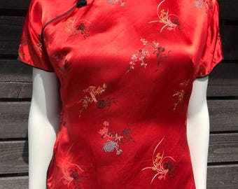 Blusa vintage de satén rojo estilo chino de los años 70 con estampado floral de dragón, cuello mandarín, manga corta con cremallera, estilo asiático, talla pequeña.