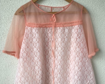 Vintage 1970er Jahre Weiß Rosa Guipure Semi Sheer Lace Top Bluse Strukturierte Kurzarm Bluse Boho Top Cottagecore Bluse A-Line Mesh Top Medium