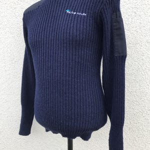 90er Jahre Vintage Army Pullover Navy Blau British Wooly Pully Kommandant Rundhals Pullover w Schulter & Elbow Patches Warmer gestrickter blauer Pullover M