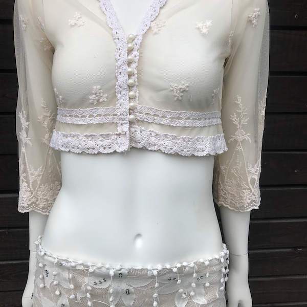 Chemisier transparent boléro crème ivoire Chemise de soirée courte Crop Top Chemisier en dentelle brodée Chemisier en résille transparent Chemisier de fête funky et bohème hippie