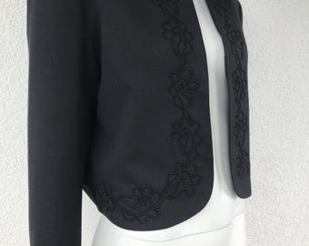 Vintage 90s krótka czarna haftowana kurtka czarna damska kurtka wyściełane ramiona bez kołnierza skrócona marynarka formalna elegancka otwarta z przodu średnia