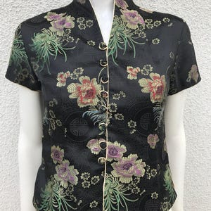 Vintage 90-tals svart satinblus i kinesisk stil med glänsande blommig krage, kortärmad, knäppt blus i kinesisk stil, skjorta XS/S