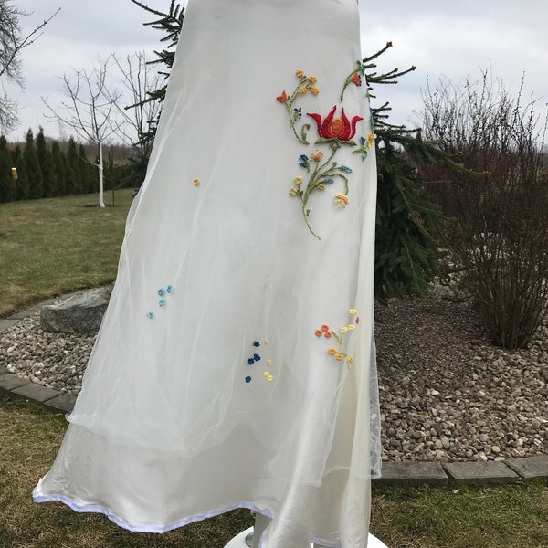 Jupe longue blanche légère vintage avec tulle brodé floral sur le dessus, longue jupe fluide, jupe de demoiselle d'honneur de mariage blanche, petite/moyenne