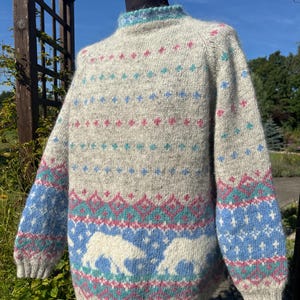 Cardigã vintage islandês feito à mão em lã grossa, gola alta, cor natural, estampado, tamanho XXL.