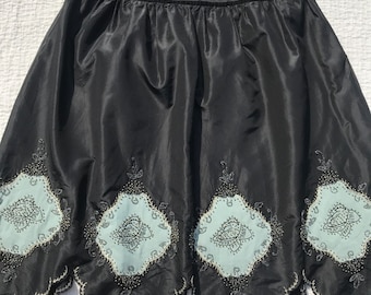 Falda de noche vintage de seda negra con bordado floral y lentejuelas, elegante falda midi negra de talle alto con capas, talla 14.