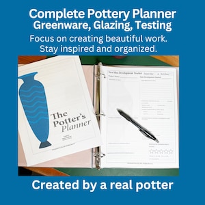 Könnte beinhalten: Ein Planer für Töpfer, mit einer blauen Vasengrafik auf dem Cover. Der offene Ordner zeigt Seiten zur Planung und Verfolgung von Töpferprojekten. Text enthält "Complete Pottery Planner" und "Created by a real potter."