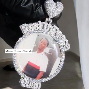 Colgante de memoria con diseño personalizado en 3D, colgante con foto de letra de moissanita, amuleto de hip hop, fianza de corazón roto, acabado en oro blanco de 14 k, regalo de Navidad