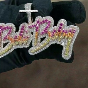 Colgante de letra baguette, colgante de corona de diamantes moissanita, fuente personalizada, colgante de hombres de hip hop, acabado en oro blanco de 14 k, positivo en el probador, regalo