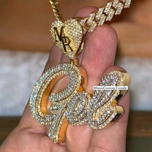 Colgante de letra helada, colgante con nombre de moissanita, fianza de corazón, colgante de fuente personalizado, plata de ley 925, acabado en oro amarillo de 14 qt, regalo para él