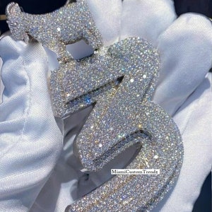 Colgante de cabra helada con número, colgante de doble capa de diamantes de moissanita, diseño personalizado de hip hop, acabado en oro blanco de 14 k, regalo de cumpleaños para él