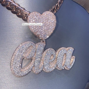 Colgante de letra de fuente cursiva, colgante de nombre de moissanita real, fianza de corazón, plata 925, letra helada, diseño personalizado, oro rosa de 14 k, regalo