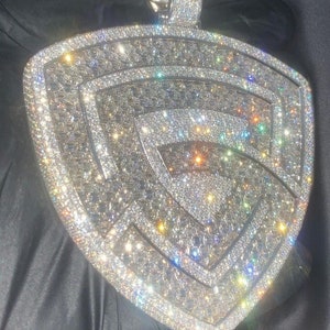 Colgante con diseño de baguette para hombre, colgante con logotipo en 3D de moissanita, colgante Iced Out, joyería de rapero, plata 925, acabado en oro blanco de 14 k, aprobado por el probador