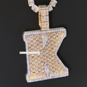 Colgante con letra inicial en forma de baguette, colgante con alfabeto de diamantes de moissanita, fuente personalizada, colgante de hip hop para hombre, acabado en oro de 14 k, positivo en el probador