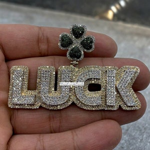 Colgante personalizado Iced Out LUCK, colgante con nombre propio de diamante moissanita, colgante de palabra Hip Hop, fianza de trébol, plata 925, acabado en oro de 14k