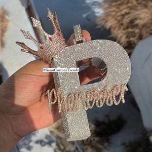 Colgante con la letra inicial P para hombre, colgante con nombre de moissanita real, logotipo de corona, colgante helado, plata 925, acabado en oro blanco de 14 k, probador de diamantes