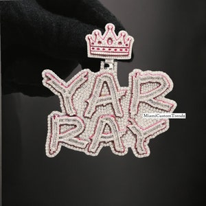 Colgante de letra baguette, colgante de corona de diamantes moissanita, fuente personalizada, colgante de hombres de hip hop, acabado en oro blanco de 14 k, positivo en el probador, regalo