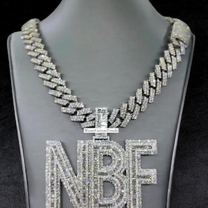 Colgante de moissanita VVS con tres letras y diamantes, colgante baguette estilo hip hop, plata de ley 925, colgante de doble capa, acabado en oro blanco de 14 quilates, regalo