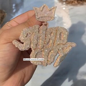 Colgante de letra de doble capa, colgante de moissanita real helada, fuente personalizada, enganche de corona, plata de ley 925, acabado en oro amarillo de 14 k, regalo