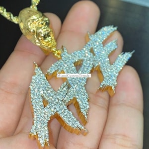 Colgante de 3 letras de fuente de terror, colgante de diamantes moissanita, fianza personalizada, plata de ley 925, helado, acabado en oro de 14 quilates, regalo de cumpleaños para él