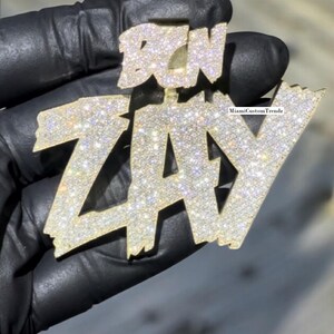 Colgante con fuente personalizada de 3 letras Iced Out, colgante de diamantes de moissanita VVS, plata de ley 925, acabado en oro amarillo de 14 k, regalo de cumpleaños para él