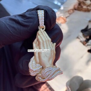 Colgante de mano en oración de plata de ley maciza 925, colgante de moissanita real, colgante de hip hop, diseño 3D, acabado en oro amarillo de 14 k, regalo de cumpleaños para él