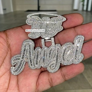Colgante con letra de ángel de fuente cursiva, colgante con nombre de diamante moissanita baguette, colgante en capa, plata 925, amuleto helado, oro blanco de 14 k sobre