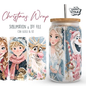 Op de afbeelding: Een helder glazen blikje met een houten deksel en een zilveren rietje. Het glas heeft een kerstthema-ontwerp met personages uit de film Frozen. De tekst "Christmas Wrap" en "Sublimation & DTF File" is zichtbaar.