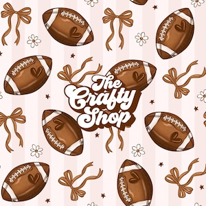 Pode incluir: Padrão repetitivo com bolas de futebol americano castanhas com riscas brancas e detalhes de coração, juntamente com laços castanhos, pequenas flores brancas e estrelas. O texto "The Crafty Shop" está no centro, sobre um fundo listrado rosa claro.