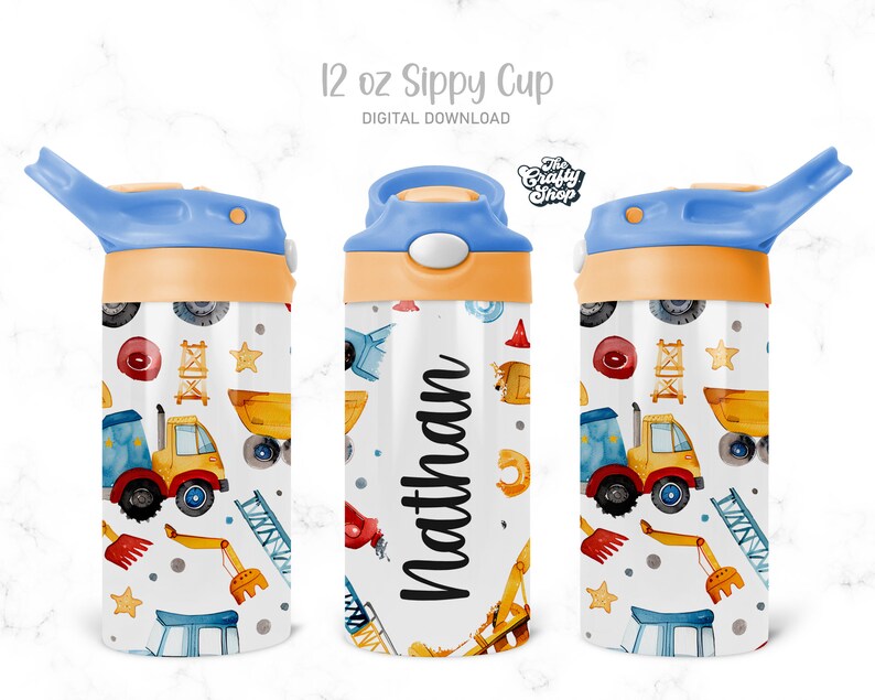 Puede incluir: Un vaso de 12 onzas de color azul y naranja con tapa de pajita. El vaso tiene un fondo blanco con un patr&oacute;n de veh&iacute;culos de construcci&oacute;n y el nombre "Nathan" impreso en &eacute;l.