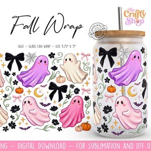 Pode incluir: Uma embalagem de vidro para latas de 473ml com um padrão de fantasmas rosa e brancos, laços pretos, abóboras laranja, teias de aranha e estrelas. O design inclui o texto Fall Wrap, 16oz - glass can wrap - size 24.77cm x 12.7cm, e The Crafty Shop.