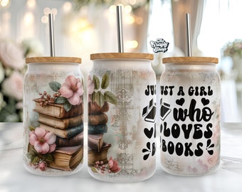 Könnte beinhalten: Ein Set aus drei weißen Bechern mit einem abgenutzten Vintage-Design. Die Becher zeigen einen Stapel Bücher, rosa Blumen und den Text "Just a girl who loves books".